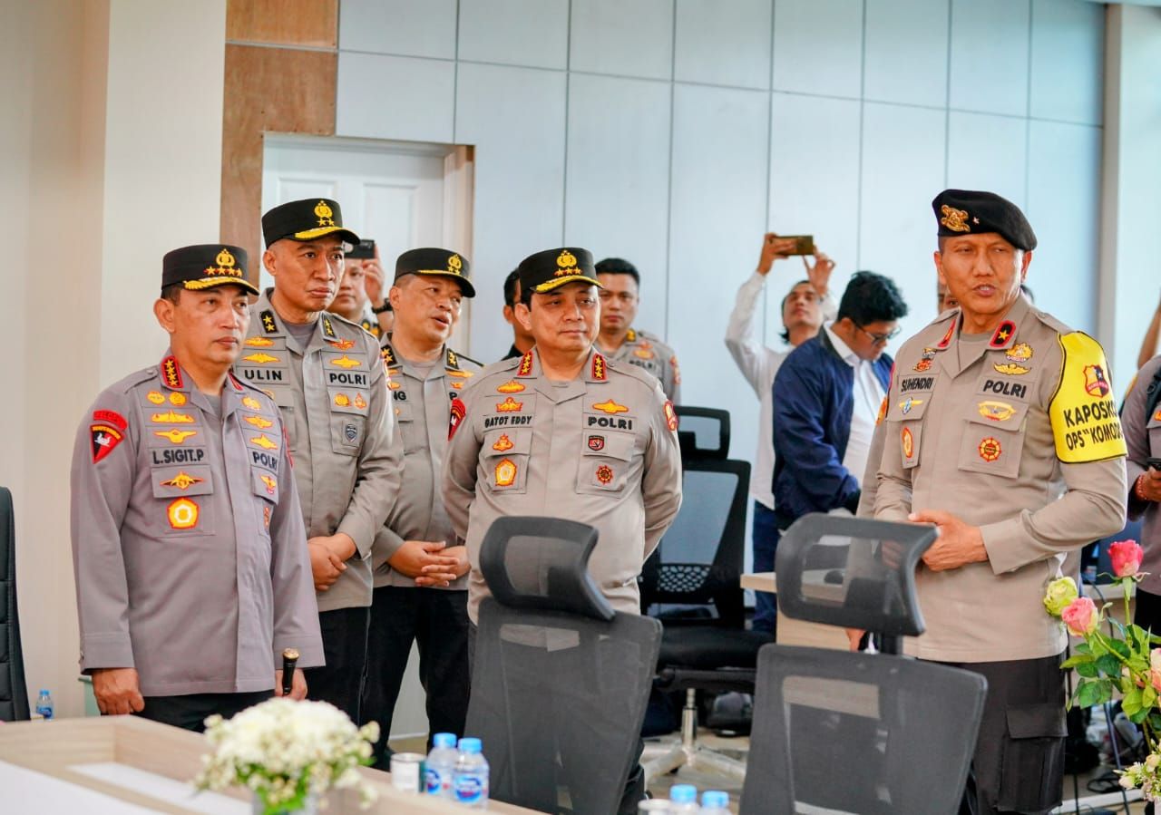 Kapolri Jenderal Listyo Sigit Prabowo meninjau 91 Command Center di Labuan Bajo untuk memastikan agenda ASEAN Summit lancar tanpa kendala