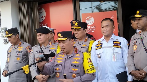 Kapolri Jenderal Listyo Sigit Prabowo memberi keterangan pers usai meninjau Comand Center Operasi pengamanan KTT ASEAN di Labuan Bajo, Rabu (3/5/2023).