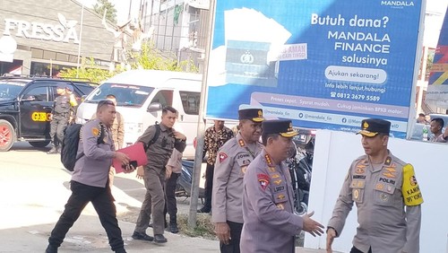 Kapolri Jenderal Listyo Sigit Prabowo didampingi Kapolda NTT Irjen Johanis Asadoma berjalan memasuki Comand Center Pengamanan KTT ASEAN di Labuan Bajo, Rabu (3/5/2023).
