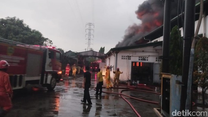 Kebakaran pabrik di Citeureup, Bogor