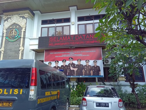 Kejari Denpasar limpahkan berkas perkara penipuan oleh WNA Belanda Dirk Hermanus Egbertus Kastermans ke PN Denpasar, Rabu (3/5/2023). (Aryo Mahendro)