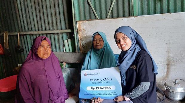 Nenek Martini mengaku sudah tidak sanggup berjualan pecel keliling karena tubuhnya semakin tua dan lemas. Kini, ia memutuskan beristirahat dari kegiatannya itu.
