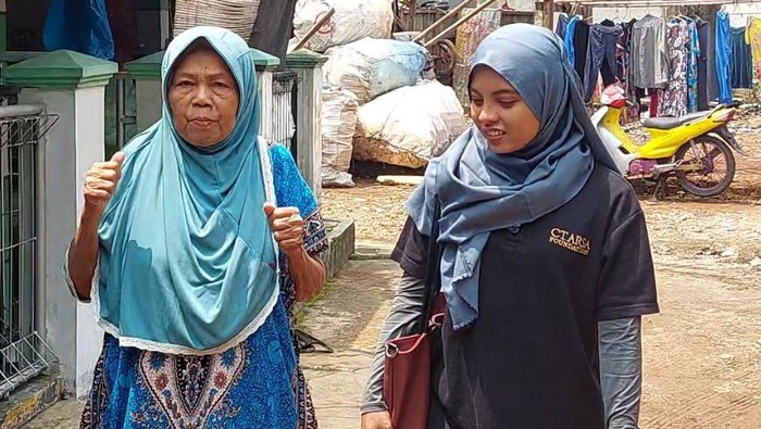 Nenek Martini mengaku sudah tidak sanggup berjualan pecel keliling karena tubuhnya semakin tua dan lemas. Kini, ia memutuskan beristirahat dari kegiatannya itu.