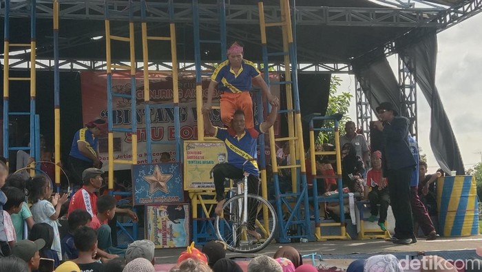 Kesenian genjring akrobatik di Indramayu.