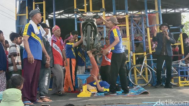 Kesenian genjring akrobatik di Indramayu.