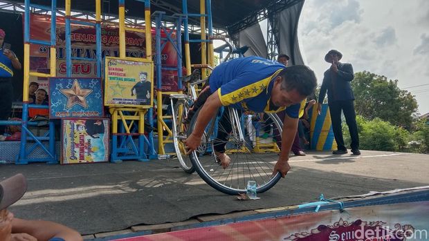 Kesenian genjring akrobatik di Indramayu.