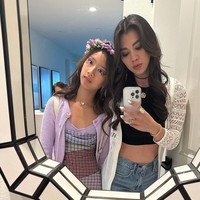 Kierra Ong berhasil mencuri atensi ketika terlihat datang ke acara Coachella bersama sang bunda. Penampilannya kala itu terlihat bak kakak dan adik dengan Adinda Bakrie. Foto: Instagram/@adindabakrie