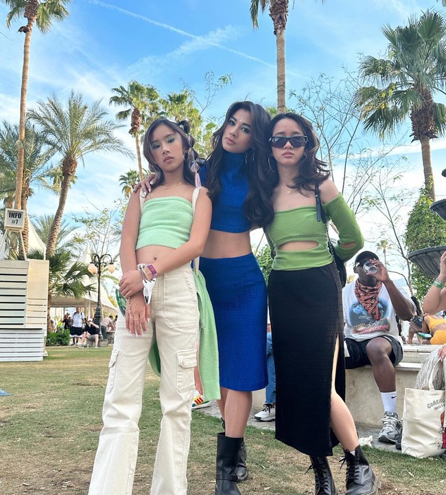 Saat ini Kierra sendiri diketahui masih berusia 13 tahun, namun gayanya sudah tampak begitu stylish. Lihat saja gayanya saat memadukan crop top dan celana panjang seperti yang satu ini. Foto: Instagram/@adindabakrie