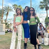 Saat ini Kierra sendiri diketahui masih berusia 13 tahun, namun gayanya sudah tampak begitu stylish. Lihat saja gayanya saat memadukan crop top dan celana panjang seperti yang satu ini. Foto: Instagram/@adindabakrie