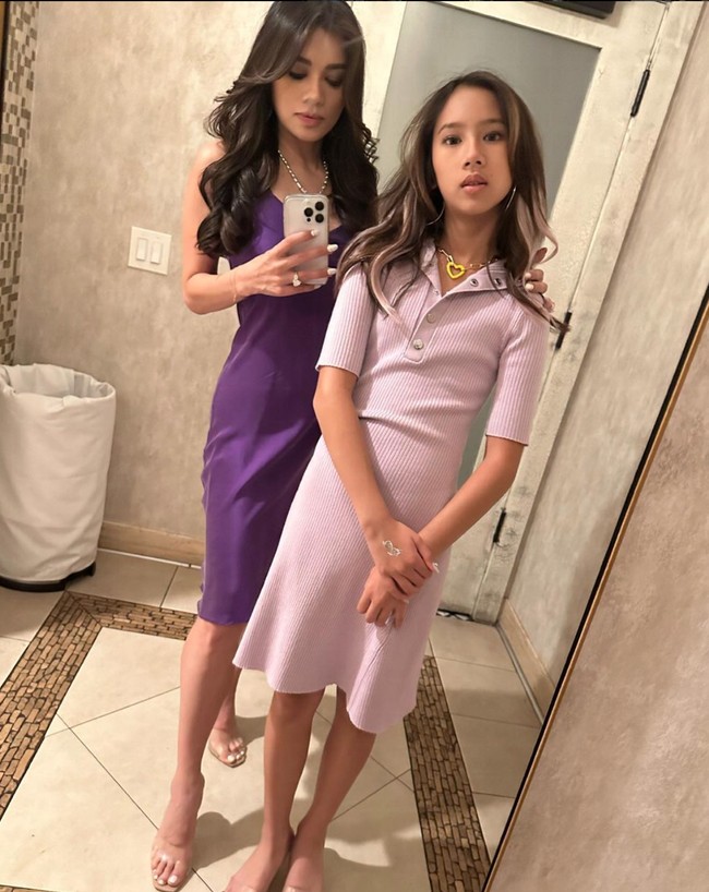 Sudah semakin besar, tinggi Kierra pun kini sudah hampir menyaingi sang mama. Tak heran jika keduanya kini jadi lebih mirip kakak-adik alih-alih anak dan ibu. Foto: Instagram/@adindabakrie