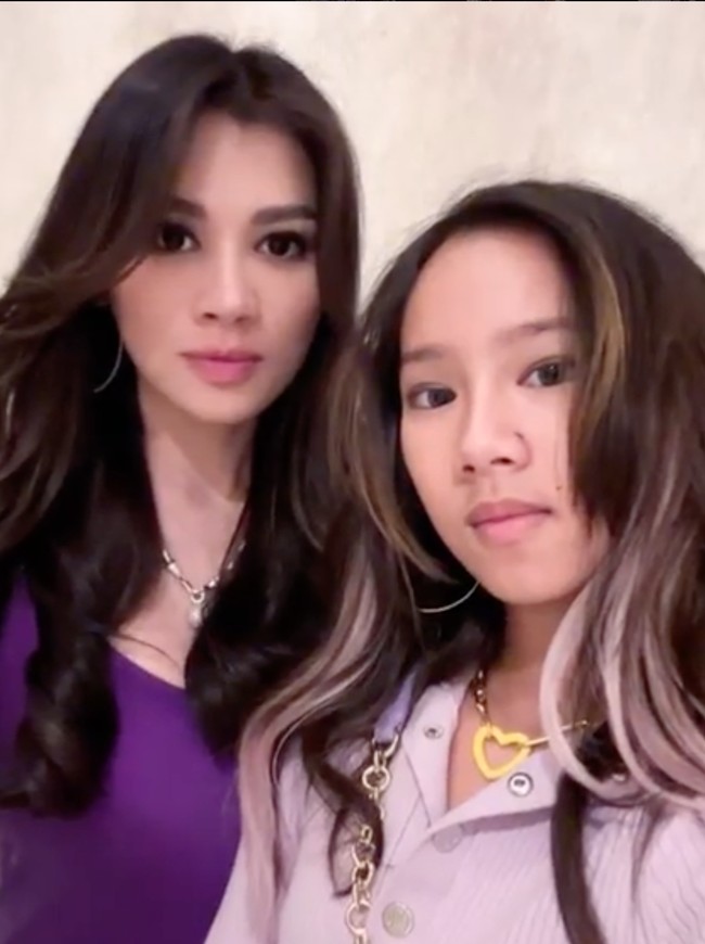 Kierra Ong sendiri diketahui merupakan anak dari Adinda Bakrie dengan mantan suaminya, Seng Hoo Ong. Dari pernikahan pertamanya itu Adinda dikaruniai 2 orang anak, Kierra dan Kellan. Foto: Instagram/@adindabakrie