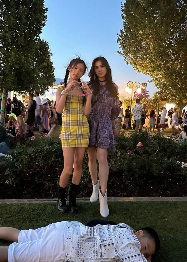 Dari pernikahan pertamanya Adinda Bakrie memiliki seorang putri bernama Kierra Ong yang kini sudah beranjak remaja. Jarang tersorot kamera, penampilan Kierra kini terlihat makin stylish dan mempesona hingga saingi sang mama. Foto: Instagram/@adindabakrie