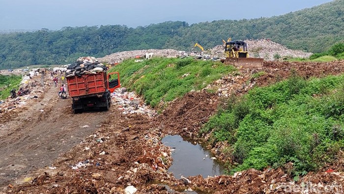 Kondisi Antrean Kendaraan dan Timbunan Sampah di Area TPA Sarimukti
