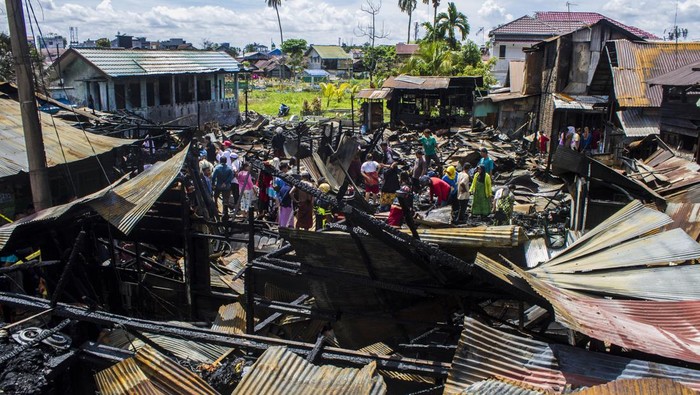 Warga mencari barang yang masih bisa diselamatkan pascakebakaran di Kampung Gedang, Banjarmasin, Kalimantan Selatan, Rabu (3/5/2023). Berdasarkan data BPBD Kota Banjarmasin, kebakaran yang terjadi di permukiman padat penduduk itu menghanguskan sebanyak lima bangunan 35 pintu dan mengakibatkan 142 jiwa terdampak. ANTARA FOTO/Bayu Pratama S/tom.