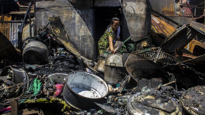 Kondisi Terkini Pemukiman Padat Penduduk di Banjarmasin yang Ludes Terbakar Warga mencari barang yang masih bisa diselamatkan pascakebakaran di Kampung Gedang, Banjarmasin, Kalimantan Selatan, Rabu (3/5/2023). Berdasarkan data BPBD Kota Banjarmasin, kebakaran yang terjadi di permukiman padat penduduk itu menghanguskan sebanyak lima bangunan 35 pintu dan mengakibatkan 142 jiwa terdampak. ANTARA FOTO/Bayu Pratama S/tom.