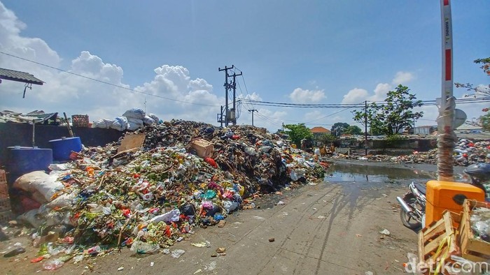Kondisi tumpukan sampah di TPS Pasar Baleendah, Kabupaten Bandung, Rabu (3/5/2023).