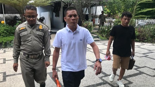 Sejumlah kontraktor mendatangi pendopo kantor Gubernur NTB Zulkieflimansyah pada Rabu (3/5/2023). Mereka ingin menyegel mobil dinas Zulkieflimansyah karena Pemprov NTB tak kunjung bayar utang.