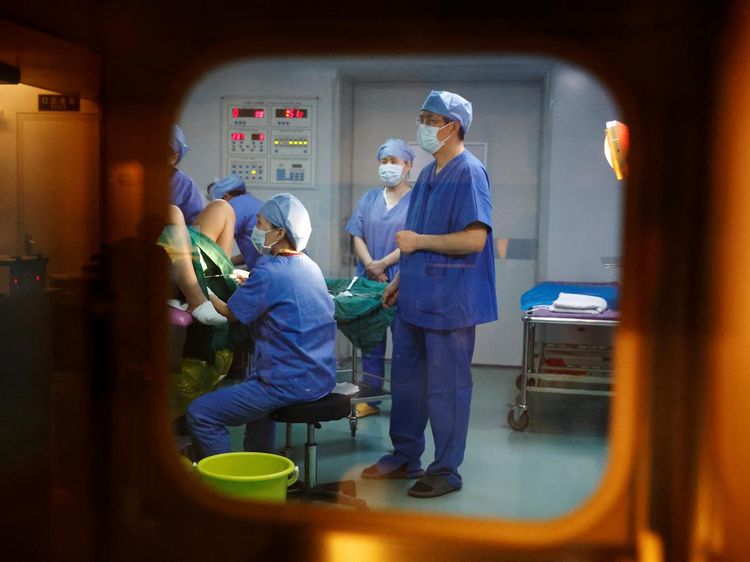 Krisis Populasi, China Pertimbangkan Program Bayi Tabung Bagi Wanita Lajang