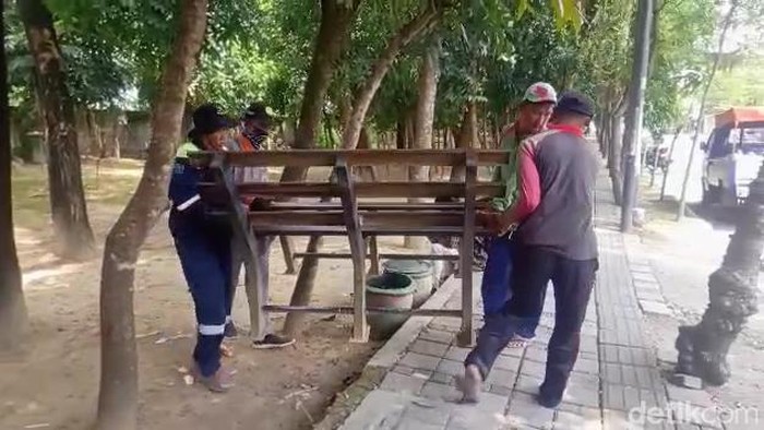 Kursi di Taman Veteran dipindah usai viral bekas kondom berceceran