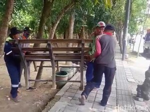 DLH Bojonegoro Buka Suara soal Bungkus Kondom Berceceran di Taman Veteran