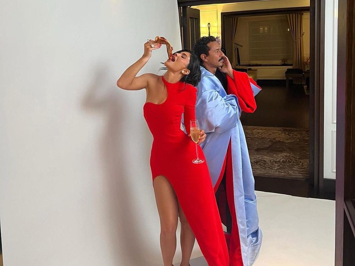 Foto Kylie Jenner makan pizza di belakang layar Met Gala 2023