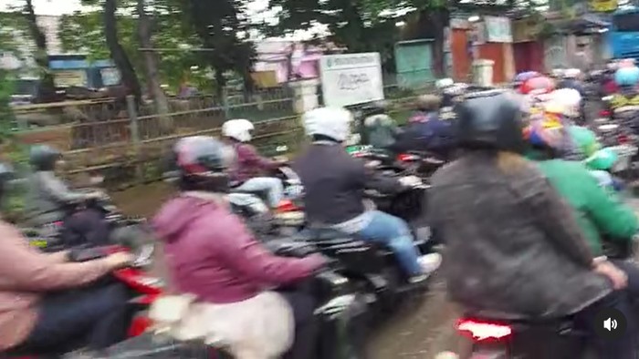 Lalin dari arah Pasar Rebo ke Kramat Jati tersendat imbas adanya genangan air di TL Hek.