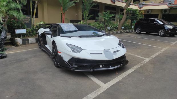 Lamborghini bepelat nomor palsu di Polda Bali. (Dok DetikBali/I Wayan Selamat Juniasa)