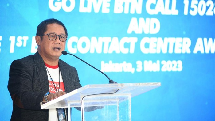 SEVP Operations PT Bank Tabungan Negara (Persero), Alex Sofjan Noor (kiri), Direktur IT & Digital, Andi Nirwoto (kedua dari kiri), Direktur Human Capital, Compliance & Legal, Eko Waluyo (tengah), Direktur Distribution &Funding, Jasmin (kedua dari kanan) , Direktur Institutional Banking, Hakim Putratama (kanan) menunjuk layar bertuliskan 
