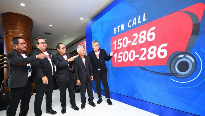 Layani Nasabah Lewat Call Center SEVP Operations PT Bank Tabungan Negara (Persero), Alex Sofjan Noor (kiri), Direktur IT & Digital, Andi Nirwoto (kedua dari kiri), Direktur Human Capital, Compliance & Legal, Eko Waluyo (tengah), Direktur Distribution &Funding, Jasmin (kedua dari kanan) , Direktur Institutional Banking, Hakim Putratama (kanan) menunjuk layar bertuliskan