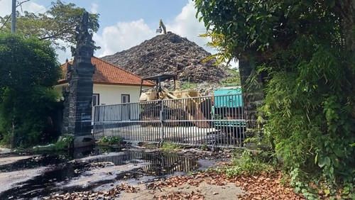Cairan hitam pekat dari tumpukan sampah TPA Peh Desa Kaliakah, Kecamatan Negara, Kabupaten Jembrana yang meluber hingga ke jalan, Rabu (3/5/2023).