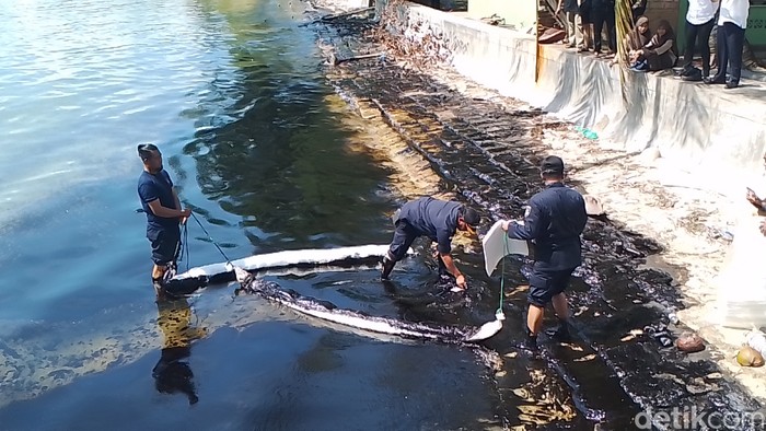 Limbah hitam mencemari Pantai Kampung Melayu, Batam.