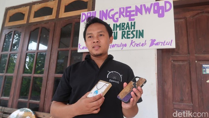 Pemilik Driling Greenwood Isnu Pradana saat menunjukkan hasil produksi limbah kayu dan resin.