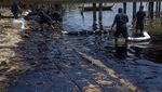 Limbah Minyak Hitam Cemari Pantai di Batam