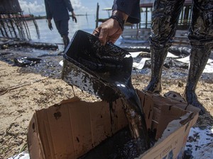 Limbah Hitam Cemari Pantai Kampung Melayu Batam dari Malaysia