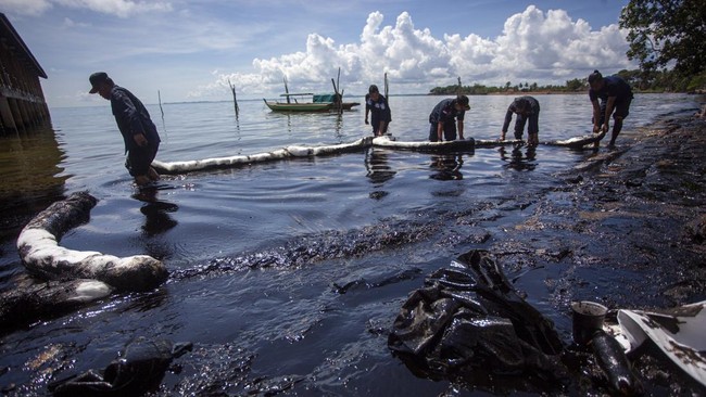 Limbah Minyak Hitam Cemari di Pantai Batam