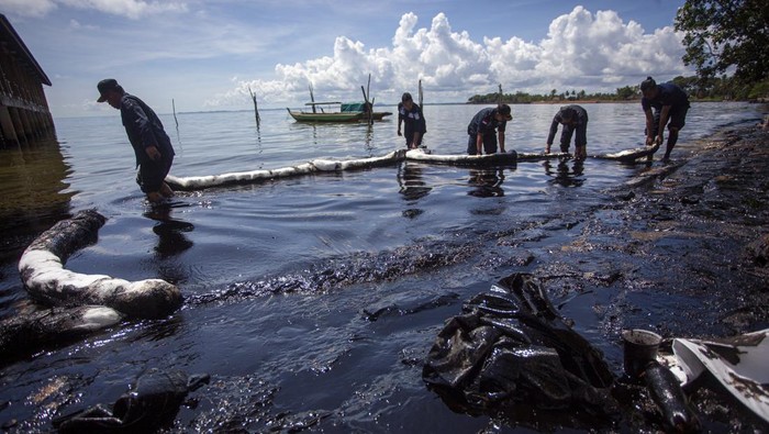 Limbah Minyak Hitam Cemari di Pantai Batam Petugas patroli Kesatuan Penjagaan Laut dan Pantai (KPLP) menuangkan limbah minyak hitam ke dalam wadah saat membersihkan tepi Pantai Melayu, Batu Besar, Batam, Kepulauan Riau, Rabu (5/3/2023). Limbah minyak hitam tersebut berasal dari jalur pelayaran dan terbawa arus laut ke tepian pantai. ANTARA FOTO/Teguh Prihatna/tom.