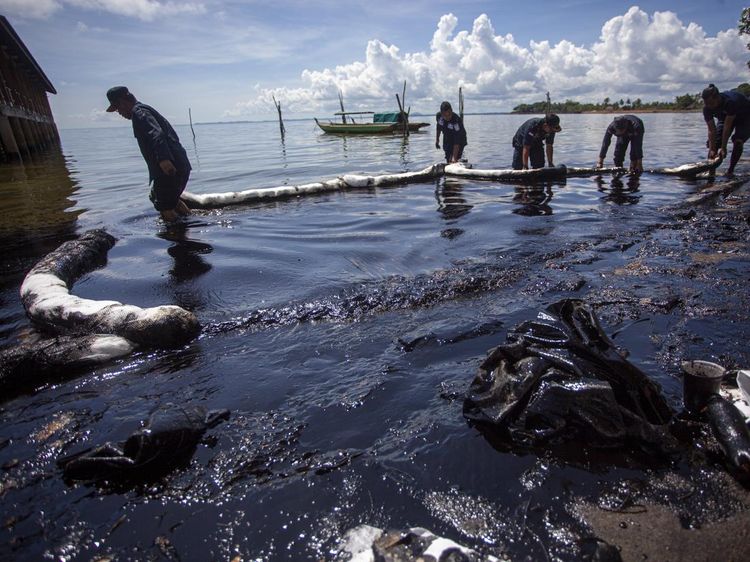Limbah Minyak Hitam Cemari Pantai di Batam
