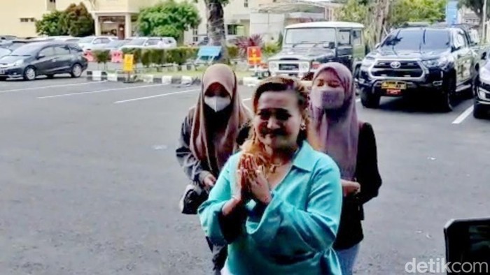 Lina Mukherjee saat mendatangi Polda Sumsel. (Prima Syahbana/detikSumut)