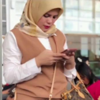 Linda Mora, Kabid di Dinas Koperasi Medan saat pamer barang mewah di medsos. (Foto: Istimewa)