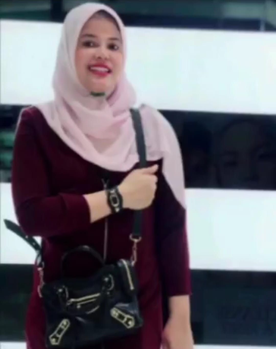 Linda Mora pamer tas mewah di media sosial. (Foto: Istimewa)