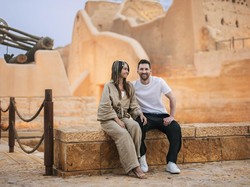 Istri Messi, Antonella juga memakai pakaian khas ala Timur Tengah (@AhmedAlKhateeb/Twitter)