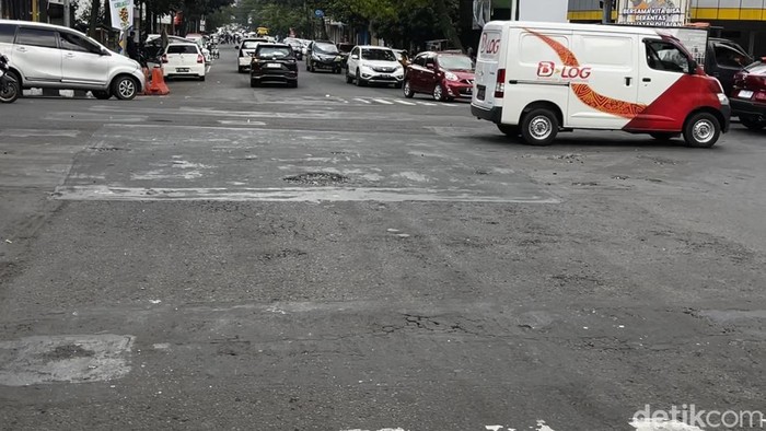 Lubang di perempatan Jalan Dalem Kaum-Lengkong Besar, Bandung.