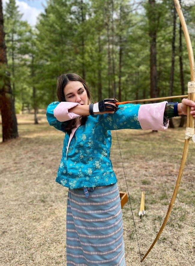 Dalam momen tersebut, Luna Maya terlihat mengikuti latihan memanah di COMO Uma Paro, sebuah hotel mewah yang dikelilingi pemandangan ikonik negeri Bhutan. Foto: Instagram/@lunamaya