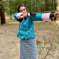 Dalam momen tersebut, Luna Maya terlihat mengikuti latihan memanah di COMO Uma Paro, sebuah hotel mewah yang dikelilingi pemandangan ikonik negeri Bhutan. Foto: Instagram/@lunamaya