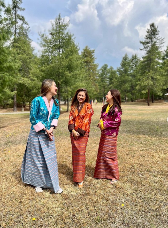 Tak sendiri, Luna Maya menikmati masa liburannya bersama sahabat Marianne Rumantir dan Imeyliem. Foto: Instagram/@lunamaya
