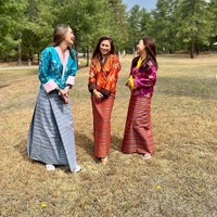 Tak sendiri, Luna Maya menikmati masa liburannya bersama sahabat Marianne Rumantir dan Imeyliem. Foto: Instagram/@lunamaya