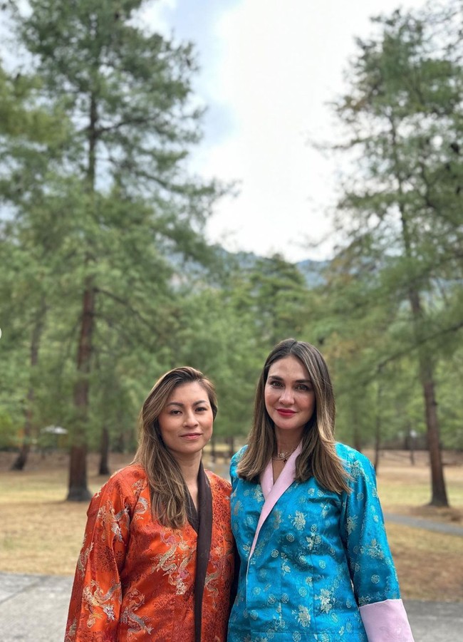 Kira adalah gaun sepanjang lutut terbuat dari kain tenun. Biasanya dikenakan bersama blouse lengan panjang yang disebut wonju. Foto: Instagram/@lunamaya