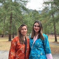 Kira adalah gaun sepanjang lutut terbuat dari kain tenun. Biasanya dikenakan bersama blouse lengan panjang yang disebut wonju. Foto: Instagram/@lunamaya