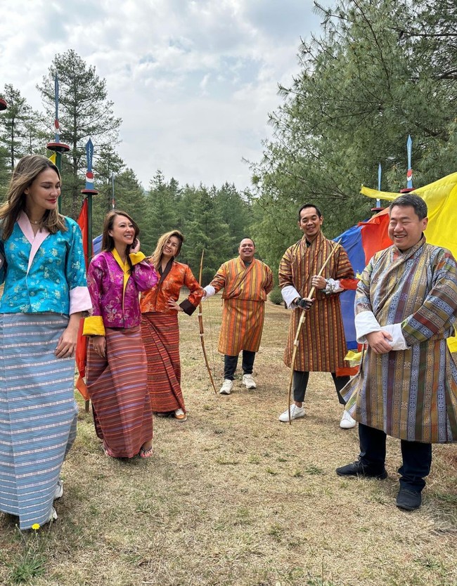 Aktris dan pengusaha 39 tahun itu mengenakan Kira, busana tradisional wanita Bhutan. Busana ini dikenakan beberapa lapis. Foto: Instagram/@lunamaya