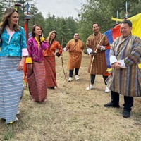Aktris dan pengusaha 39 tahun itu mengenakan Kira, busana tradisional wanita Bhutan. Busana ini dikenakan beberapa lapis. Foto: Instagram/@lunamaya